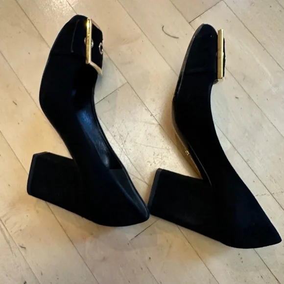 GUCCI Black suede Block Heel with gold buckle pump, 37/7,   GD1203 - Picture 5 of 10